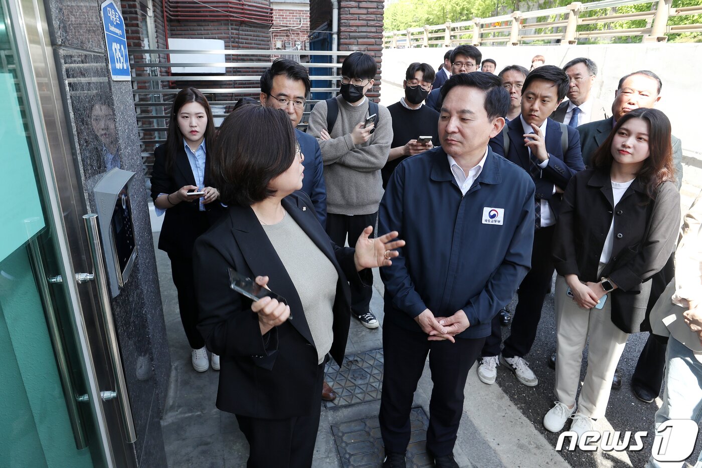 본문 이미지 - 원희룡 국토교통부 장관이 3일 오후 서울 마포구의 한 공인중개사무소를 방문해 소규모 주택 관리비 부과 실태를 점검한 뒤 일대 월세 매물을 둘러보고 있다. 2023.5.3/뉴스1 ⓒ News1 민경석 기자