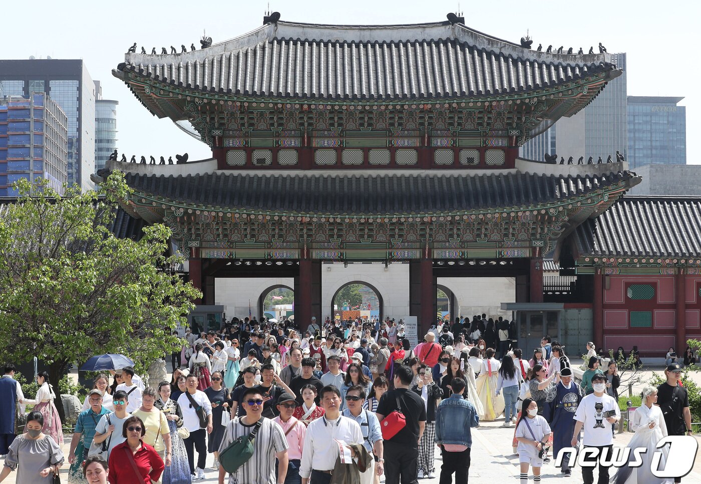 본문 이미지 - 서울 종로구 경복궁에서 한복을 곱게 차려 입은 관광객 등이 고궁의 정취를 즐기고 있다. 2023.5.3/뉴스1 ⓒ News1  