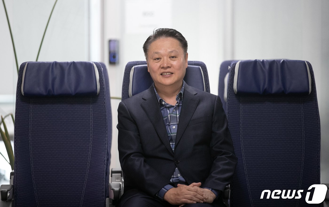 본문 이미지 - 유명섭 에어프레미아 대표이사가 3일 서울 강서구 에어프레미아에서 뉴스1과 인터뷰에 앞서 포즈를 취하고 있다. 2023.5.3/뉴스1 ⓒ News1 이승배 기자