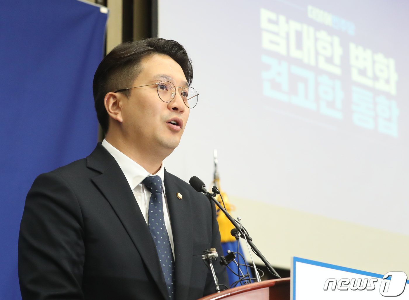 본문 이미지 - 전용기 더불어민주당 의원이 3일 서울 여의도 국회에서 열린 의원총회에서 발언을 하고 있다. 2023.5.3/뉴스1 ⓒ News1 송원영 기자