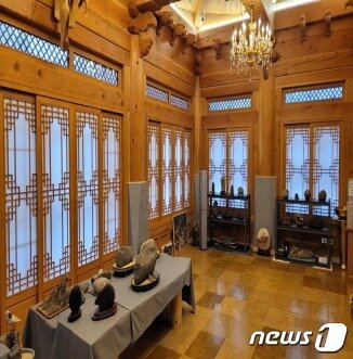 본문 이미지 -  충남 금산군 JMS 수련원 내 정명석이 사용한 거처 내부(대전지검 제공)/뉴스1