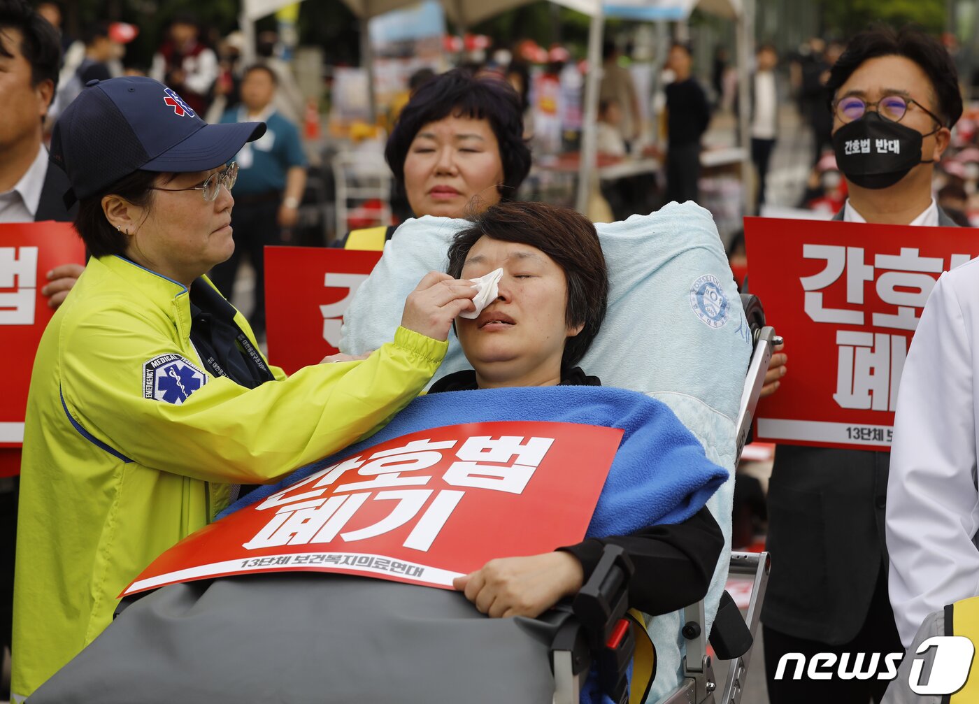 곽지연 대한간호조무사협회 회장이 3일 오후 서울 여의도 국회 앞에서 보건복지의료연대 주최로 열린 더불어민주당 규탄대회에서 눈물을 흘리고 있다. 2023.5.3/뉴스1 ⓒ News1 신웅수 기자