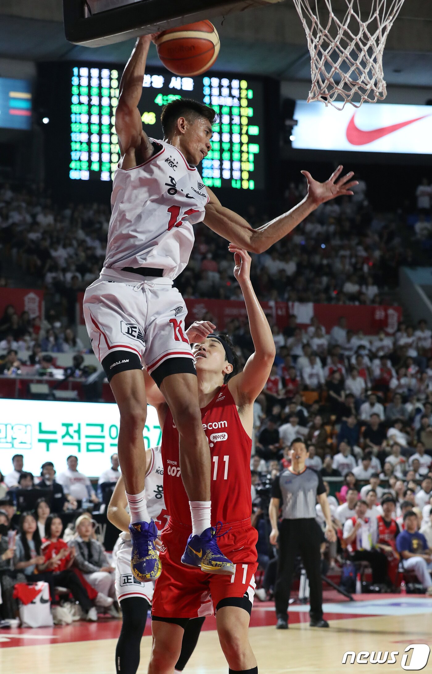 본문 이미지 - 3일 오후 서울 송파구 잠실학생체육관에서 열린 2022-2023 SKT 에이닷 프로농구 챔피언결정전 5차전 서울 SK와 안양 KGC의 경기, 3쿼터 안양KGC 아반도가 리바운드를 잡아내고 있다. 2023.5.3/뉴스1 ⓒ News1 이동해 기자