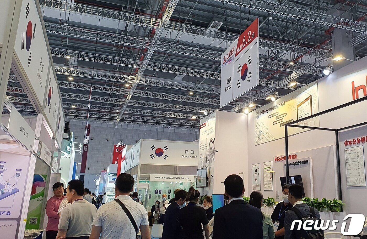 본문 이미지 - 14일 중국 상해 국가회전중심(국제컨벤션센터)에서는 의료기기 전시회 '2023 CMEF'가 열렸다. 전시회장에는 한국관도 설치돼 있다. ⓒ 뉴스1 최서윤 기자