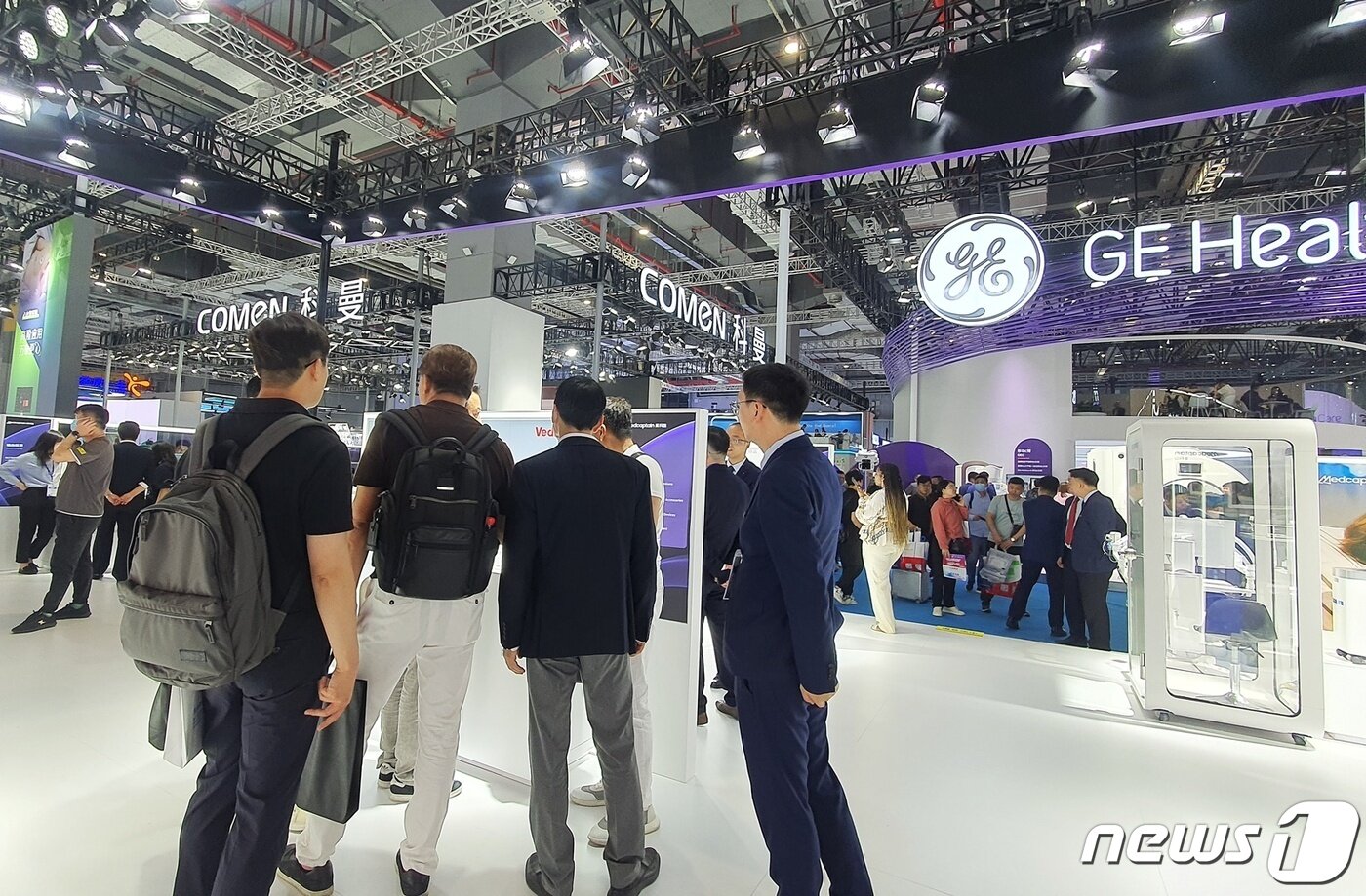본문 이미지 - 14일 중국 상해 국가회전중심(국제컨벤션센터)에서는 의료기기 전시회 '2023 CMEF'가 열렸다. ⓒ 뉴스1 최서윤 기자
