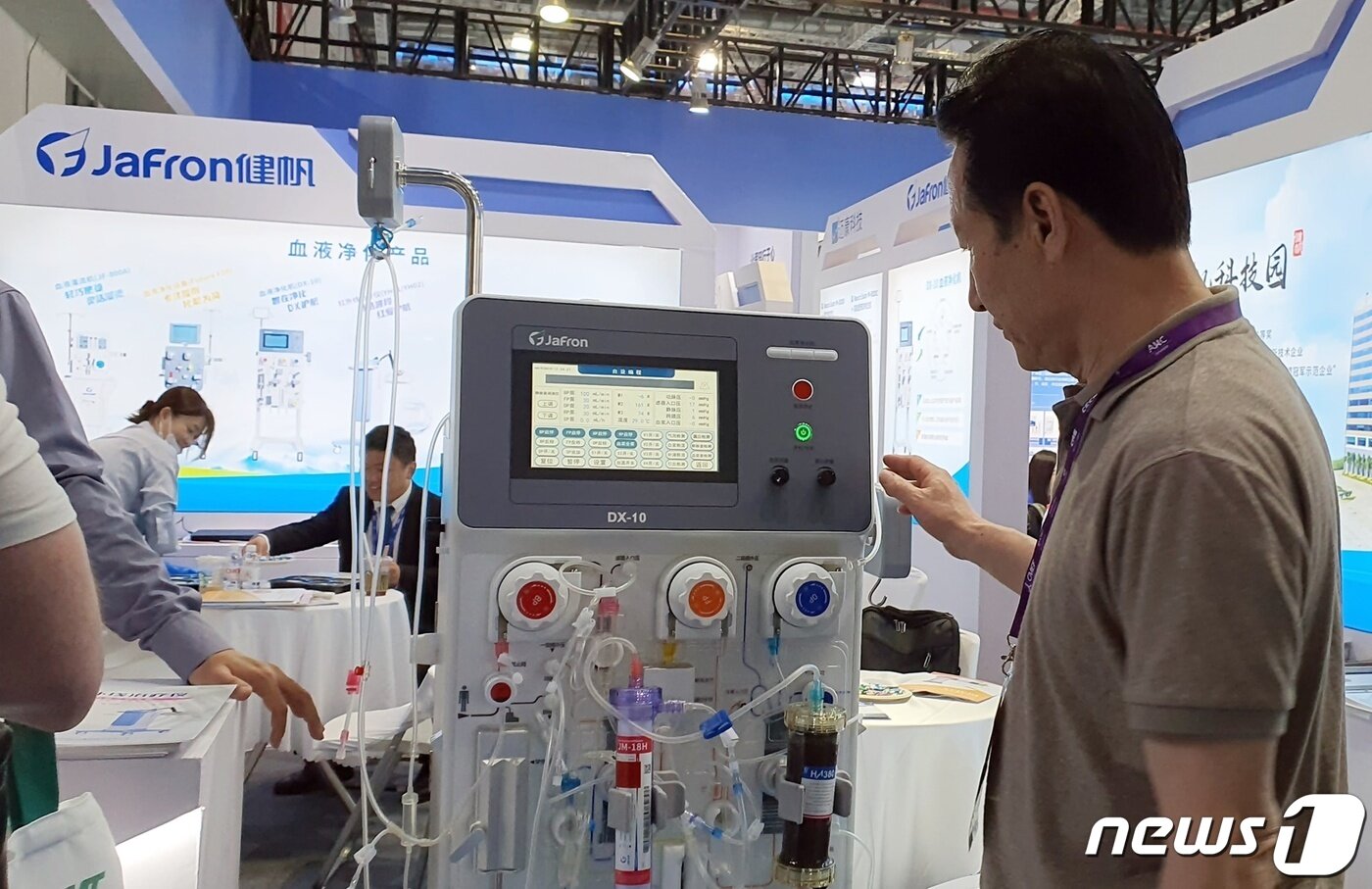 본문 이미지 - 15일 중국 상해 국가회전중심(국제컨벤션센터)에서는 의료기기 전시회 '2023 CMEF'가 열렸다. 이승근 충북수의사회 회장이 혈액투석기를 살펴보고 있다. ⓒ 뉴스1 최서윤 기자