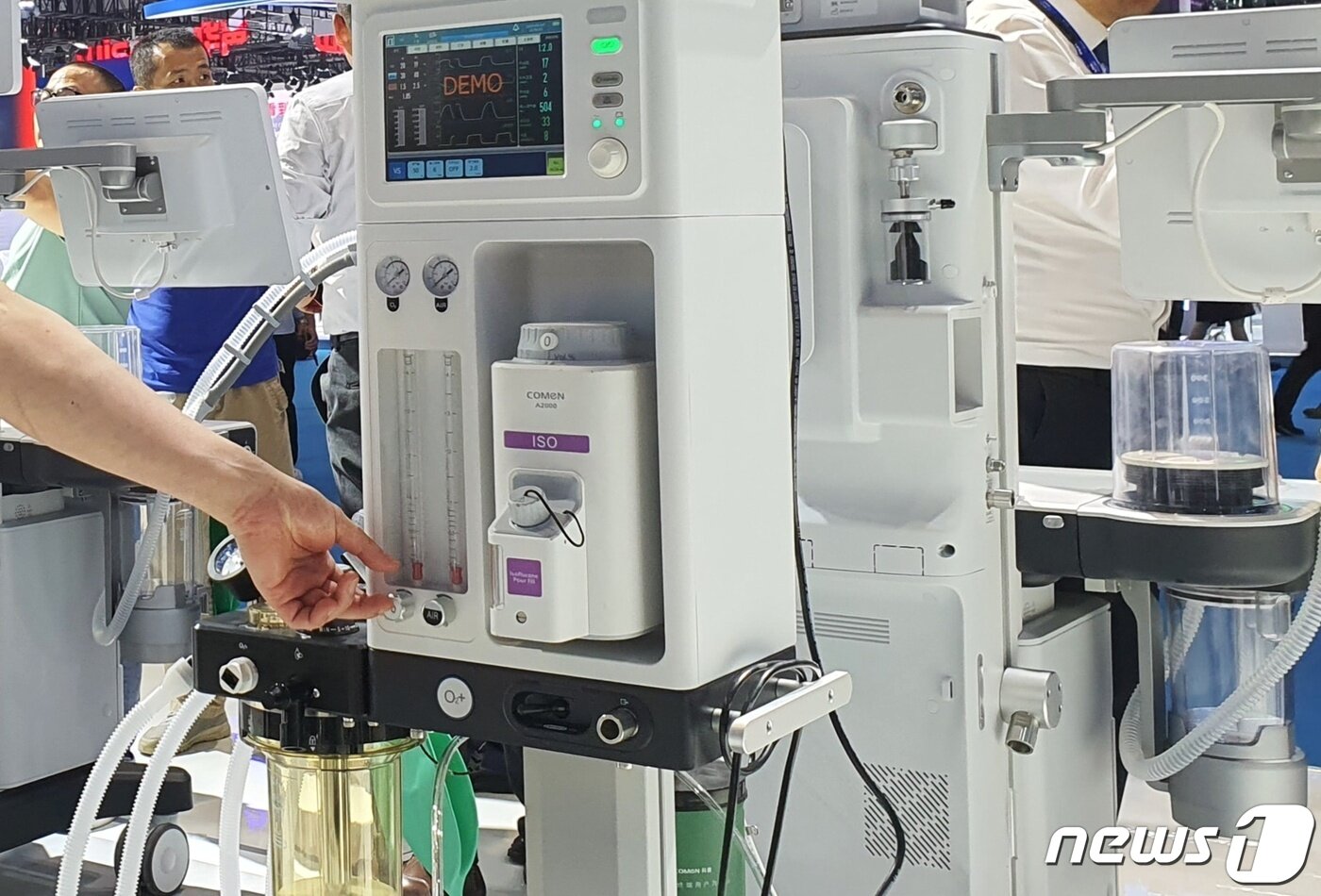 본문 이미지 - 14일 중국 상해 국가회전중심(국제컨벤션센터)에서는 의료기기 전시회 '2023 CMEF'가 열렸다. 한 방문객이 동물용 마취기를 만져보고 있다. ⓒ 뉴스1 최서윤 기자