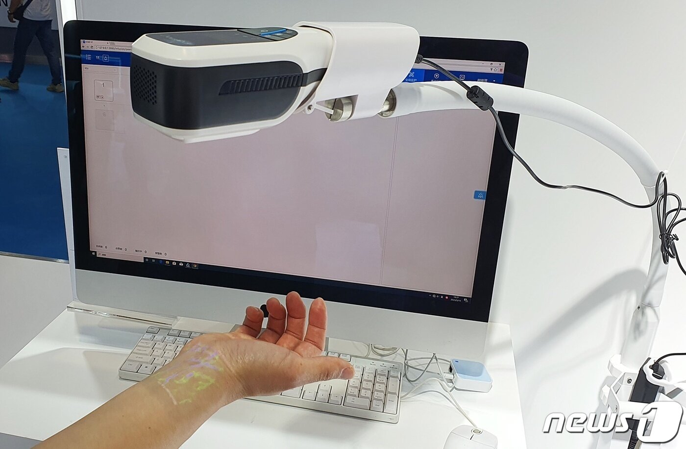 본문 이미지 - 15일 중국 상해 국가회전중심(국제컨벤션센터)에서는 의료기기 전시회 '2023 CMEF'가 열렸다. 사진은 혈관탐지기. ⓒ 뉴스1 최서윤 기자
