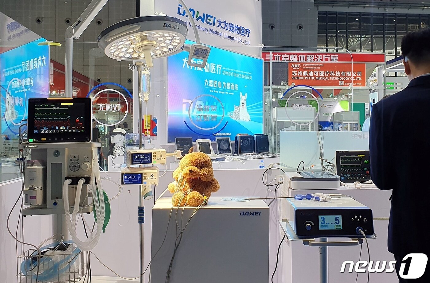 본문 이미지 - 15일 중국 상해 국가회전중심(국제컨벤션센터)에서는 의료기기 전시회 '2023 CMEF'가 열렸다. 사진은 동물건강관 모습. ⓒ 뉴스1 최서윤 기자