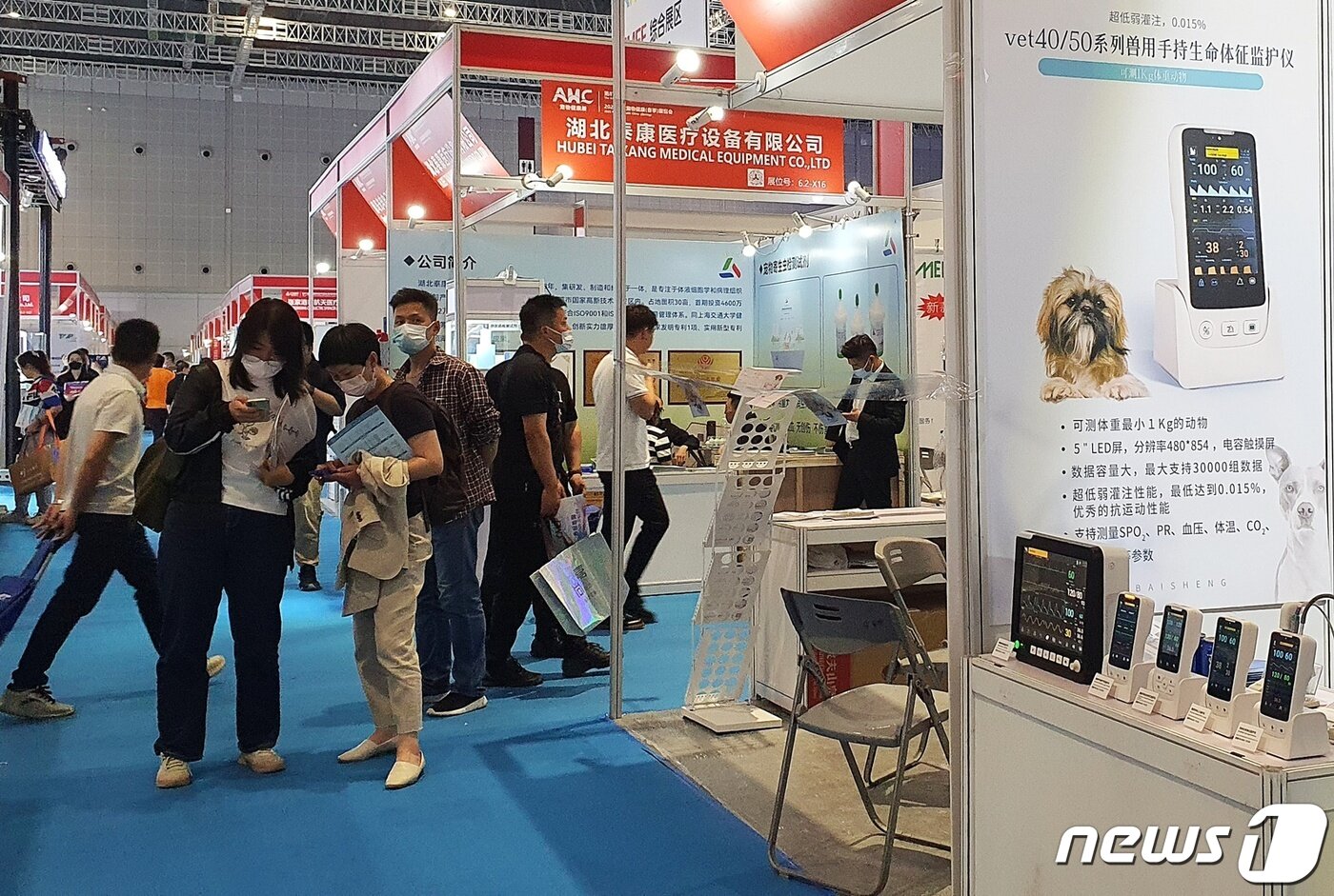 본문 이미지 - 15일 중국 상해 국가회전중심(국제컨벤션센터)에서는 의료기기 전시회 '2023 CMEF'가 열렸다. 사진은 동물건강관 모습. ⓒ 뉴스1 최서윤 기자