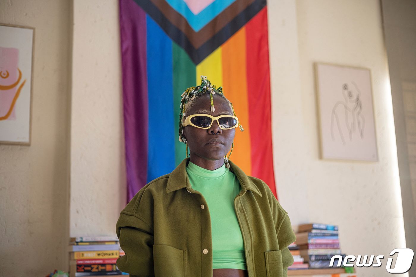 본문 이미지 - 지난달 30일 우간다의 성소수자(LGBTQ) 지지자이자 사진 작가가 반(反) 동성애법에 반대하는 시위를 벌이고 있다. 2023.5.30. ⓒ AFP=뉴스1 ⓒ News1 이유진 기자