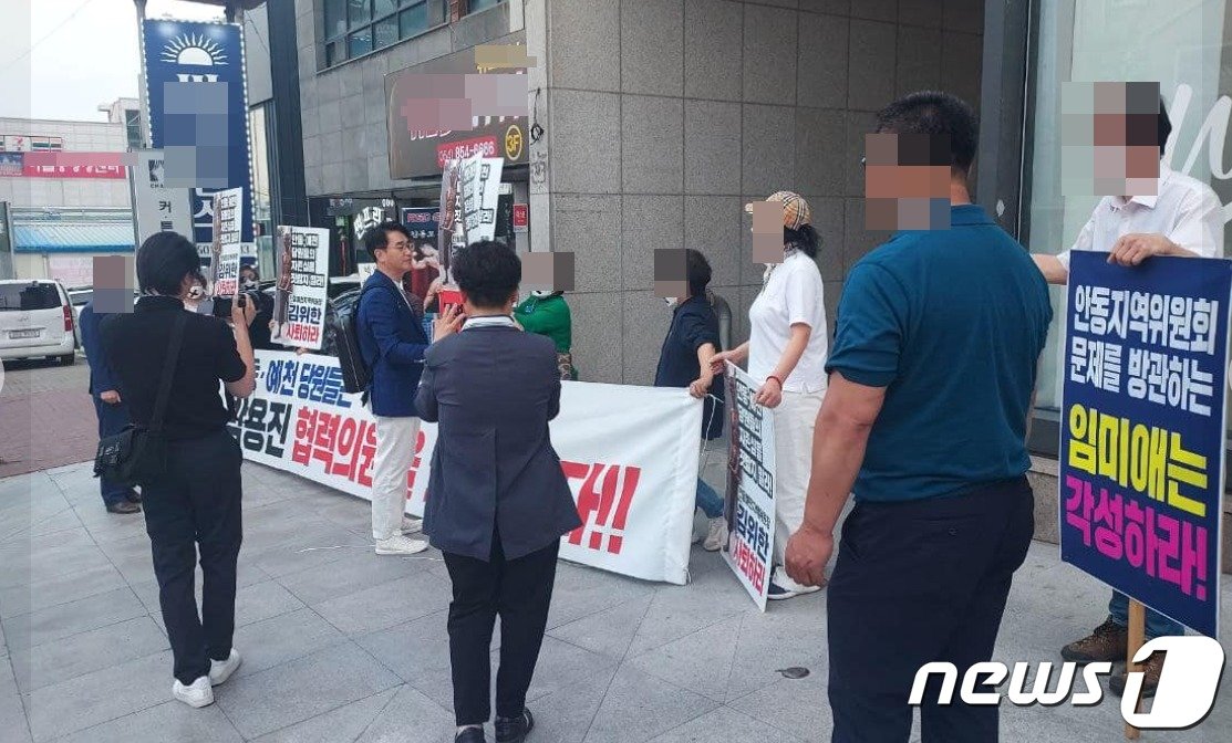 본문 이미지 - 비명계인 박용진 더불어민주당 의원이 26일 경북 안동에서 열린 안동 예천지역위원회와 협약식에 참석하려는 것을 민주당 강성 지지자들이 막아서고 있다. ( SNS 갈무리) ⓒ 뉴스1