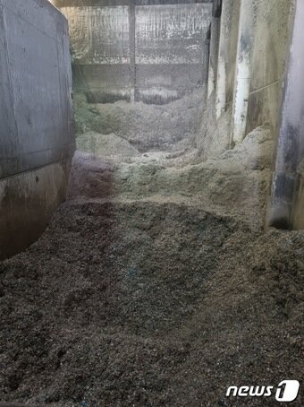 본문 이미지 - 피닉스 시멘트 공장의 폐합성수지 저장고