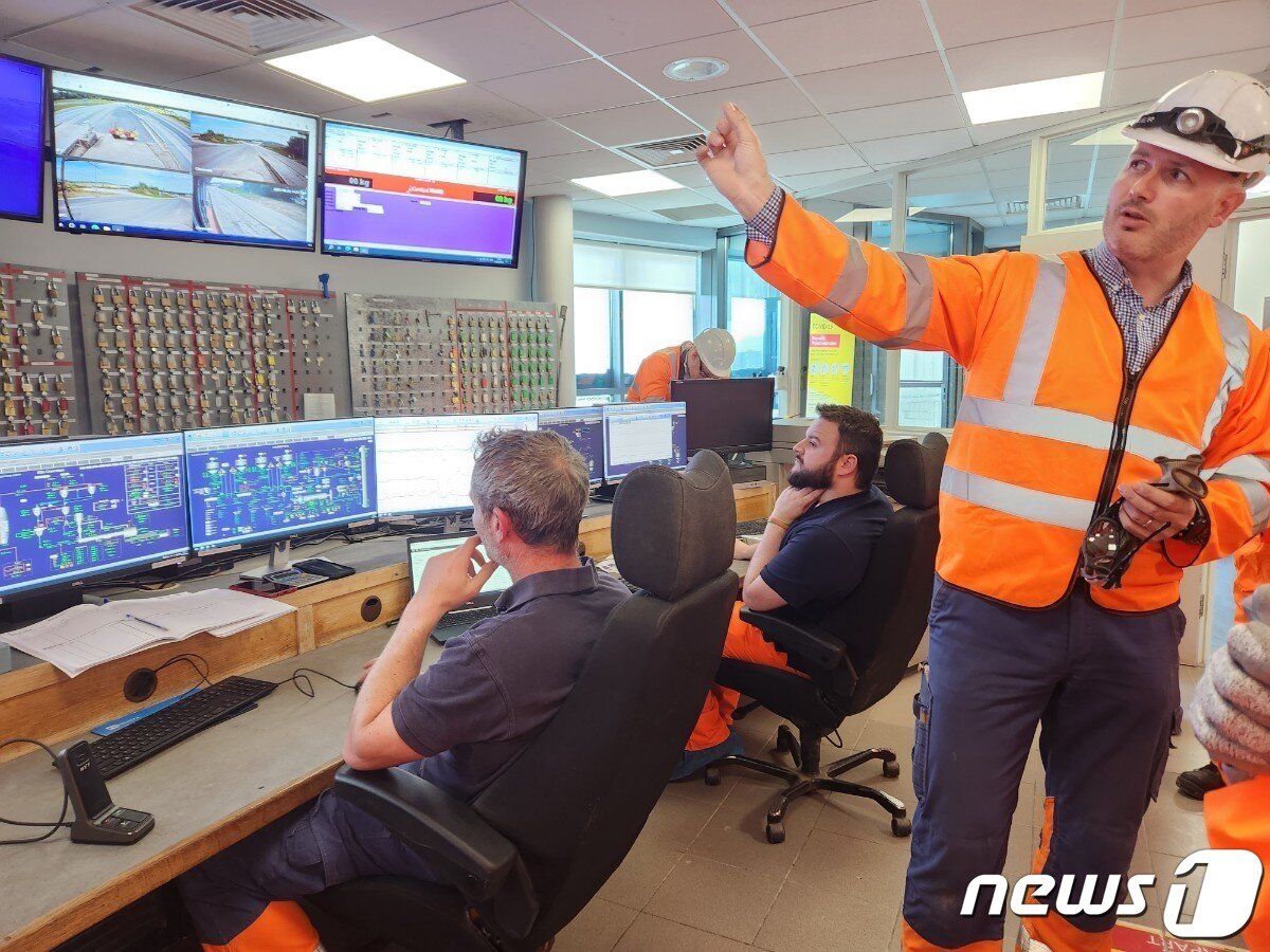 본문 이미지 - 배리 맥러플린 브리든 시멘트 공장 기술팀장이 중앙통제실에서 공장 가동 현황을 설명하고 있다.