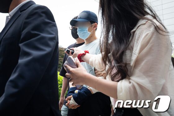 함께 살던 70대 부친을 살해한 후 유기한 혐의를 받는 김모씨(30)가 30일 서울 도봉구 서울북부지방법원에서 열린 구속 전 피의자심문(영장실질심사)에 출석하고 있다.  © News1 유승관 기자