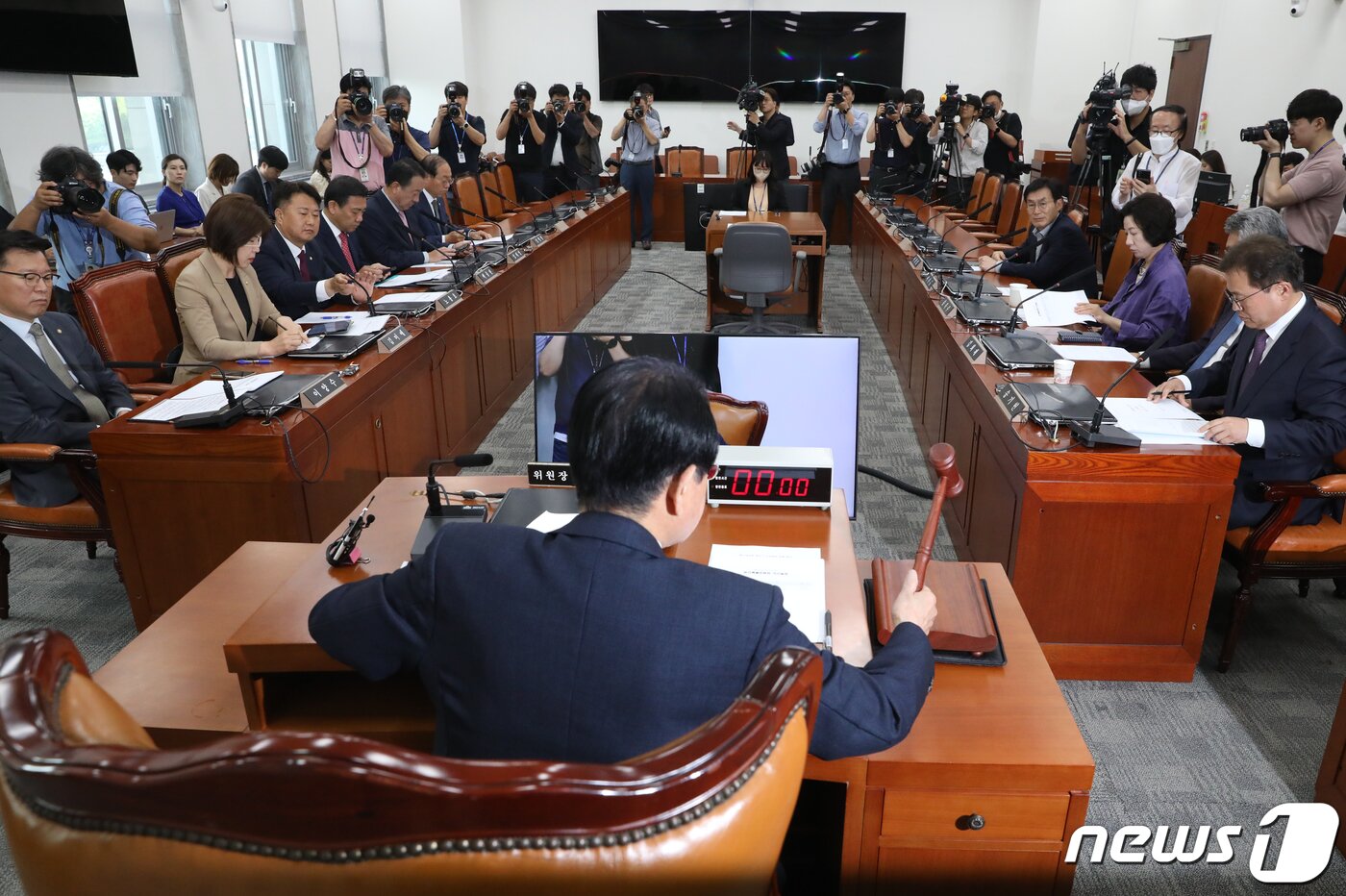 본문 이미지 - 변재일 국회 윤리특위 위원장이 30일 오전 서울 여의도 국회에서 열린 윤리특별위원회 전체회의에서 의사봉을 두드리고 있다. 이날 국회 윤리위는 거액의 가상자산 투자 논란을 일으킨 김남국 무소속 의원에 대한 국회 차원의 징계 절차를 본격적으로 시작한다. 2023.5.30/뉴스1 ⓒ News1 송원영 기자