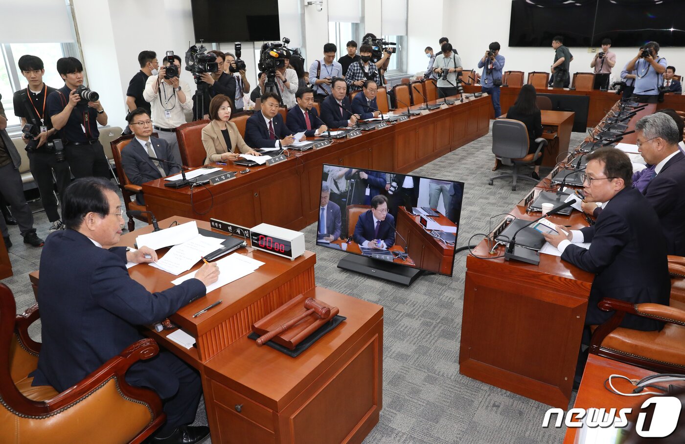 본문 이미지 - 송기헌(오른쪽) 더불어민주당 국회 윤리특위 간사가 30일 오전 서울 여의도 국회에서 열린 윤리특별위원회 전체회의에서 발언을 하고 있다. 이날 국회 윤리위는 거액의 가상자산 투자 논란을 일으킨 김남국 무소속 의원에 대한 국회 차원의 징계 절차를 본격적으로 시작했다. ⓒ News1 송원영 기자