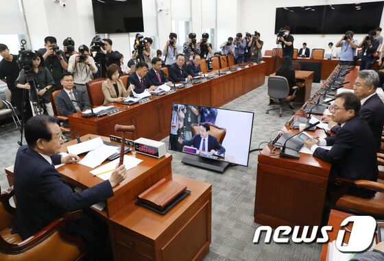 변재일 국회 윤리특위 위원장이 30일 오전 서울 여의도 국회에서 열린 윤리특별위원회 전체회의에서 의사봉을 두드리고 있다./뉴스1 © News1 송원영 기자