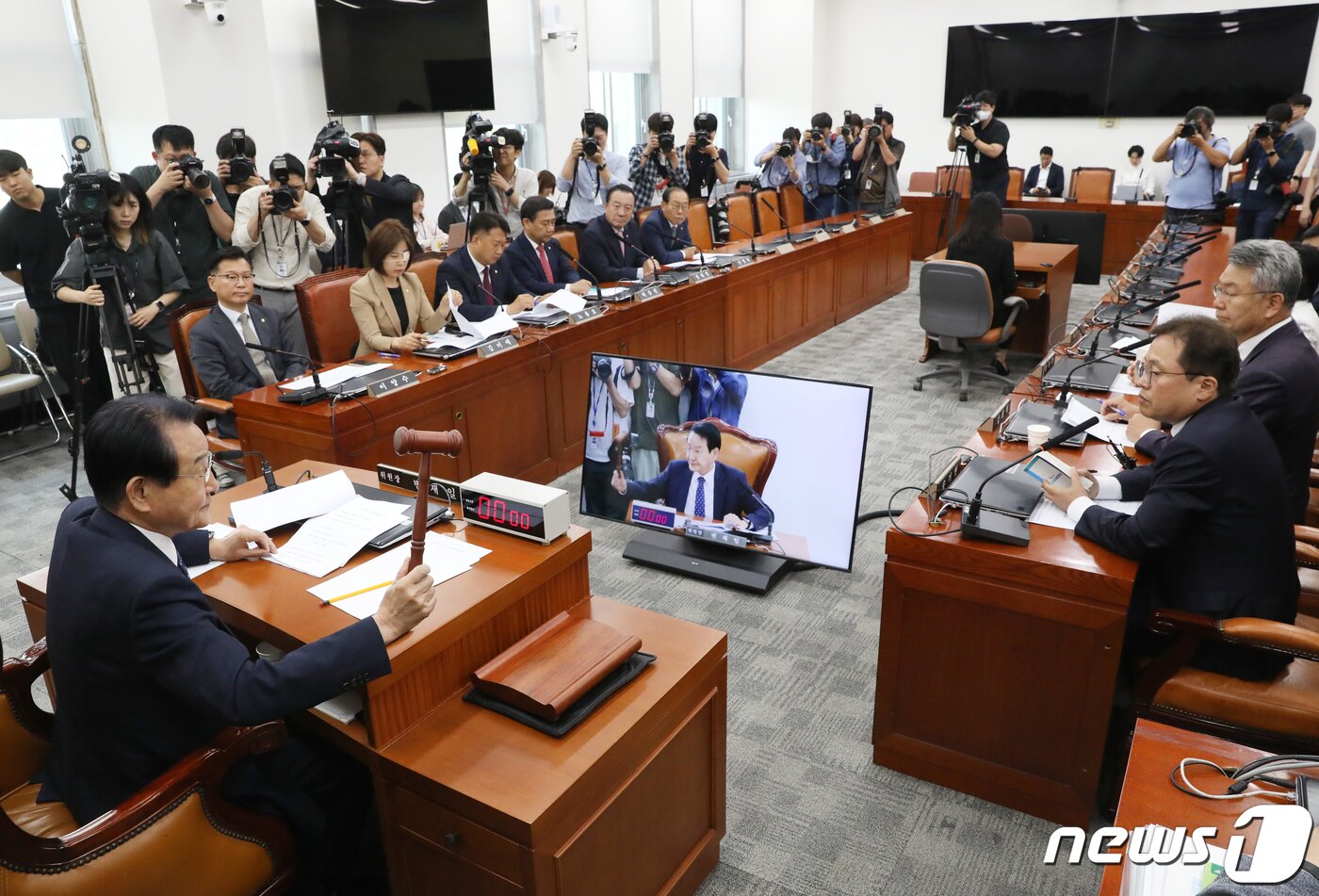 본문 이미지 - 변재일 국회 윤리특위 위원장이 30일 오전 서울 여의도 국회에서 열린 윤리특별위원회 전체회의에서 의사봉을 두드리고 있다. 이날 국회 윤리위는 거액의 가상자산 투자 논란을 일으킨 김남국 무소속 의원에 대한 국회 차원의 징계 절차를 본격적으로 시작한다. 2023.5.30/뉴스1 ⓒ News1 송원영 기자