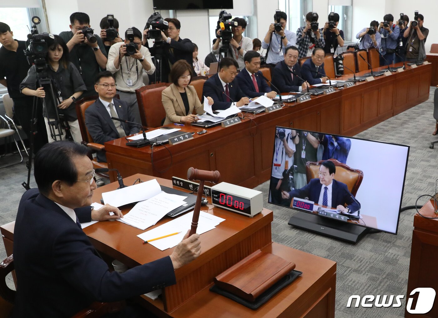 본문 이미지 - 변재일 국회 윤리특위 위원장이 30일 오전 서울 여의도 국회에서 열린 윤리특별위원회 전체회의에서 의사봉을 두드리고 있다. 이날 국회 윤리위는 거액의 가상자산 투자 논란을 일으킨 김남국 무소속 의원에 대한 국회 차원의 징계 절차를 본격적으로 시작한다. 2023.5.30/뉴스1 ⓒ News1 송원영 기자