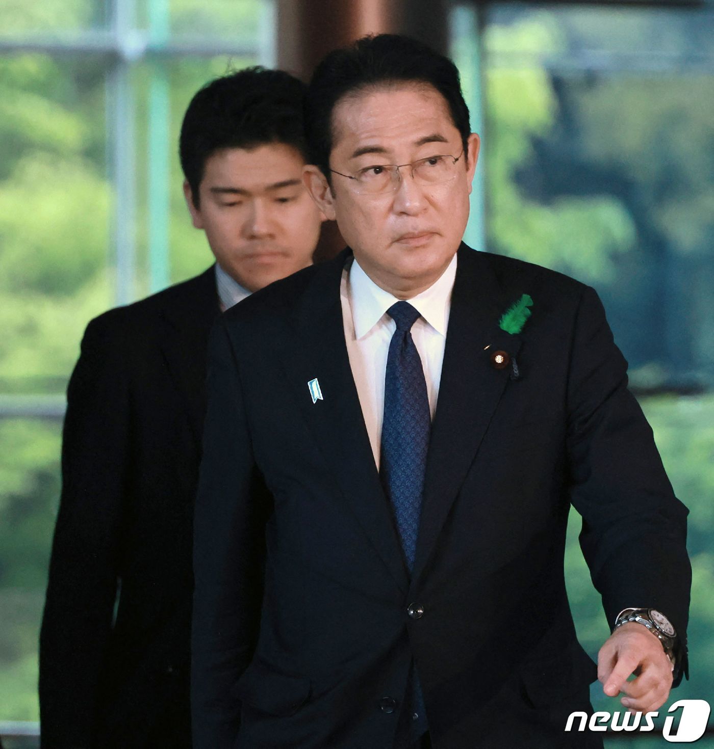 본문 이미지 - 기시다 후미오 일본 총리가 지난 4월 20일 도쿄 총리 관저에 장남 쇼타로와 도착을 하고 있다. 기시다 총리는 29일 (현지시간) 총리 관저서 친척들과 송년회를 가져 물의를 일으킨 쇼타로를 정무 비서관서 경질했다. 2023. 5. 30 ⓒ AFP=뉴스1 ⓒ News1 우동명 기자