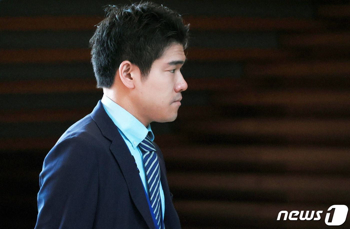 본문 이미지 - 기시다 후미오 일본 총리의 장남 쇼타로가 지난 15일 도쿄 총리 관저에 도착을 하고 있다. 기시다 총리는 29일 (현지시간) 친척들과 송년회를 가져 물의를 일으킨 쇼타로를 정무 비서관서 경질했다. 2023. 5. 30 ⓒ AFP=뉴스1 ⓒ News1 우동명 기자