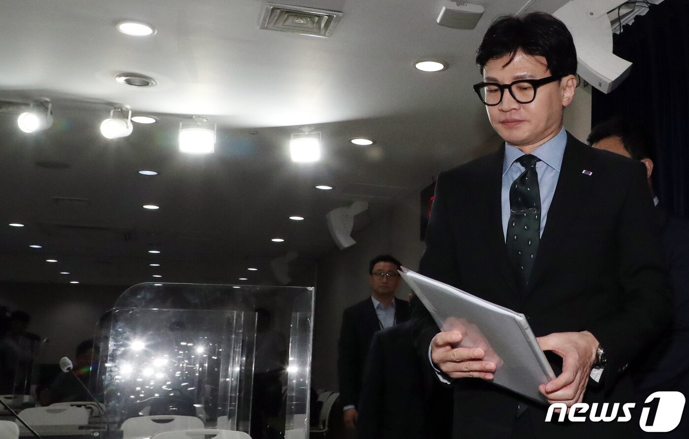 본문 이미지 - 한동훈 법무부 장관이 30일 오전 서울 종로구 세종대로 정부서울청사에서 농어촌 현장 수요에 맞게 외국인 계절근로자 체류기간 확대 관련 브리핑을 하기 위해 이동하고 있다. 2023.5.30/뉴스1 ⓒ News1 김명섭 기자