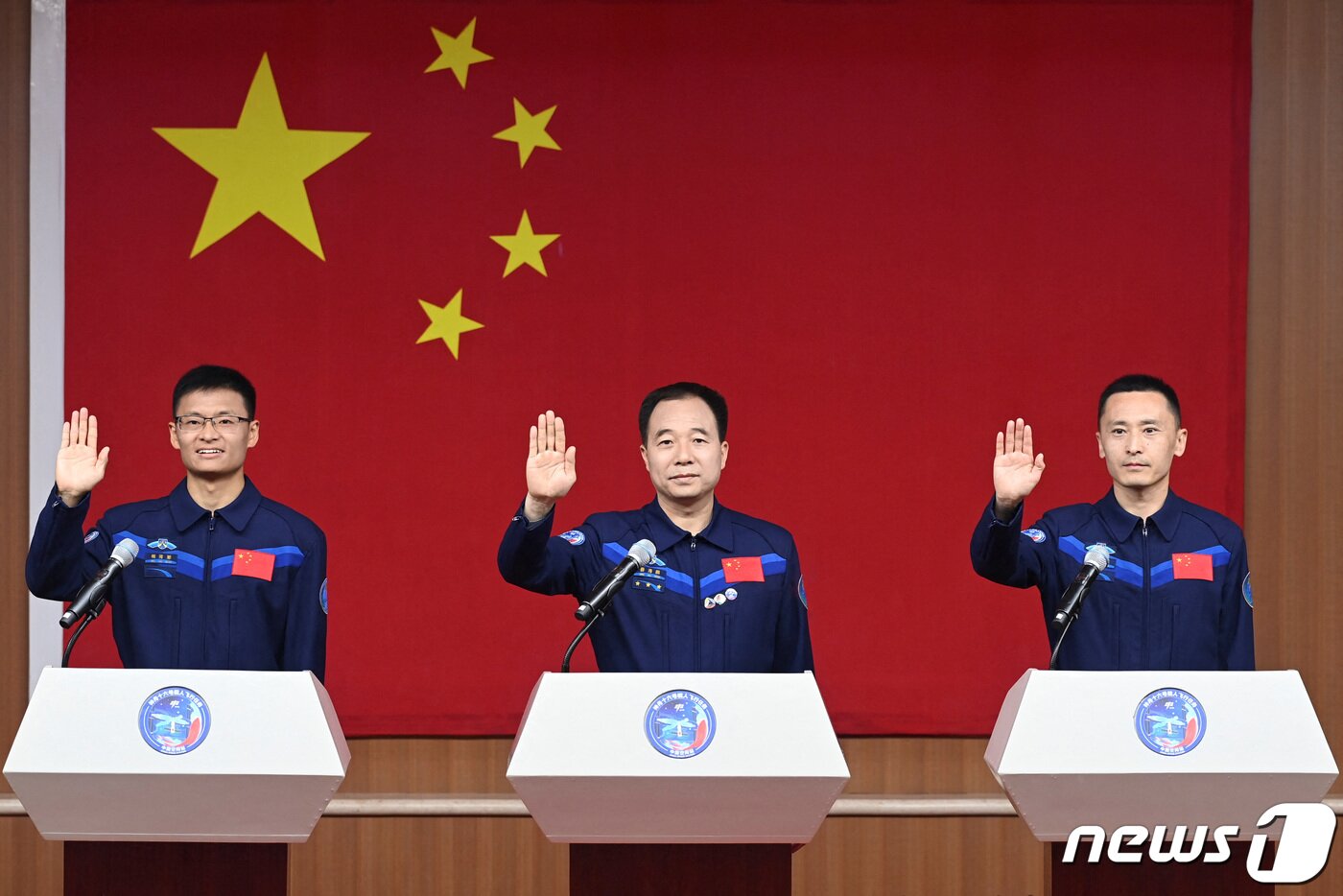 본문 이미지 - 중국 국가항천국(CNSA)아 30일(현지시간) 간쑤성에 있는 주취안 위성발사센터에서 자국의 우주정거장인 '톈궁'을 향해 유인 우주선 '션저우 16호'를 실은 '창정 2호-F 야오' 로켓을 쏘아 올렸다. 션저우 16호에는 왼쪽부터 선장인 징 하이펑과 함께 주양주, 구이하이차오 등 우주비행사 3명이 탑승했다. ⓒ 로이터=뉴스1 ⓒ News1 이유진 기자