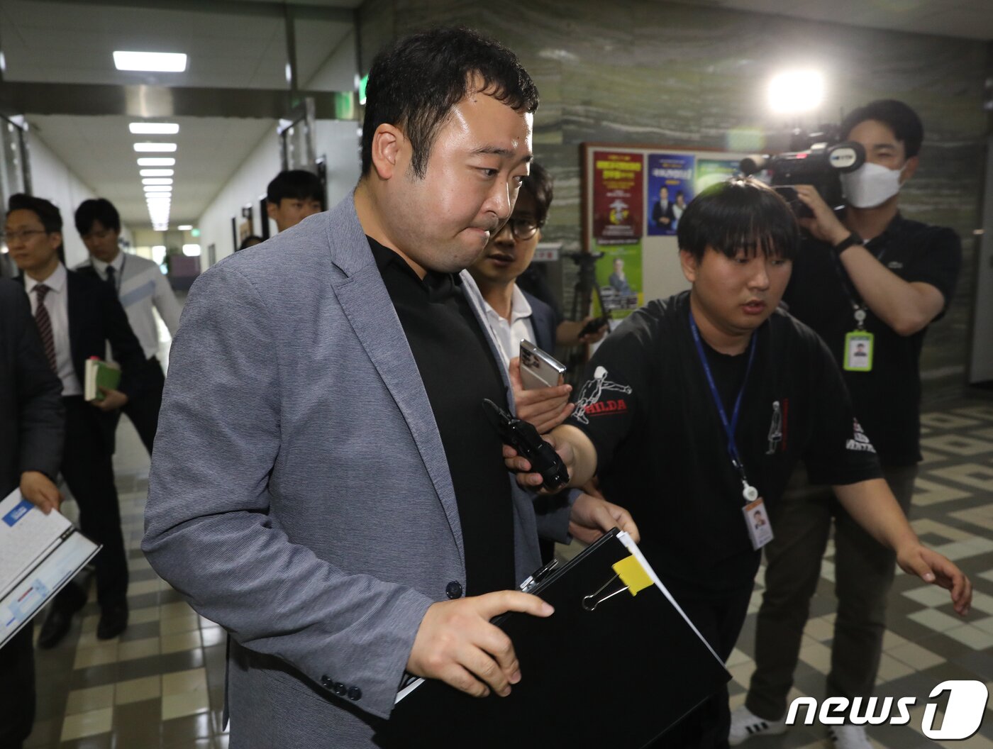 본문 이미지 - 서울경찰청 반부패공공범죄수사대가 30일 서울 여의도 국회 본청에서 한동훈 법무부 장관 개인정보 유출 혐의 관련 압수수색을 위해 국회 사무처로 향하고 있다. 2023.5.30/뉴스1 ⓒ News1 송원영 기자