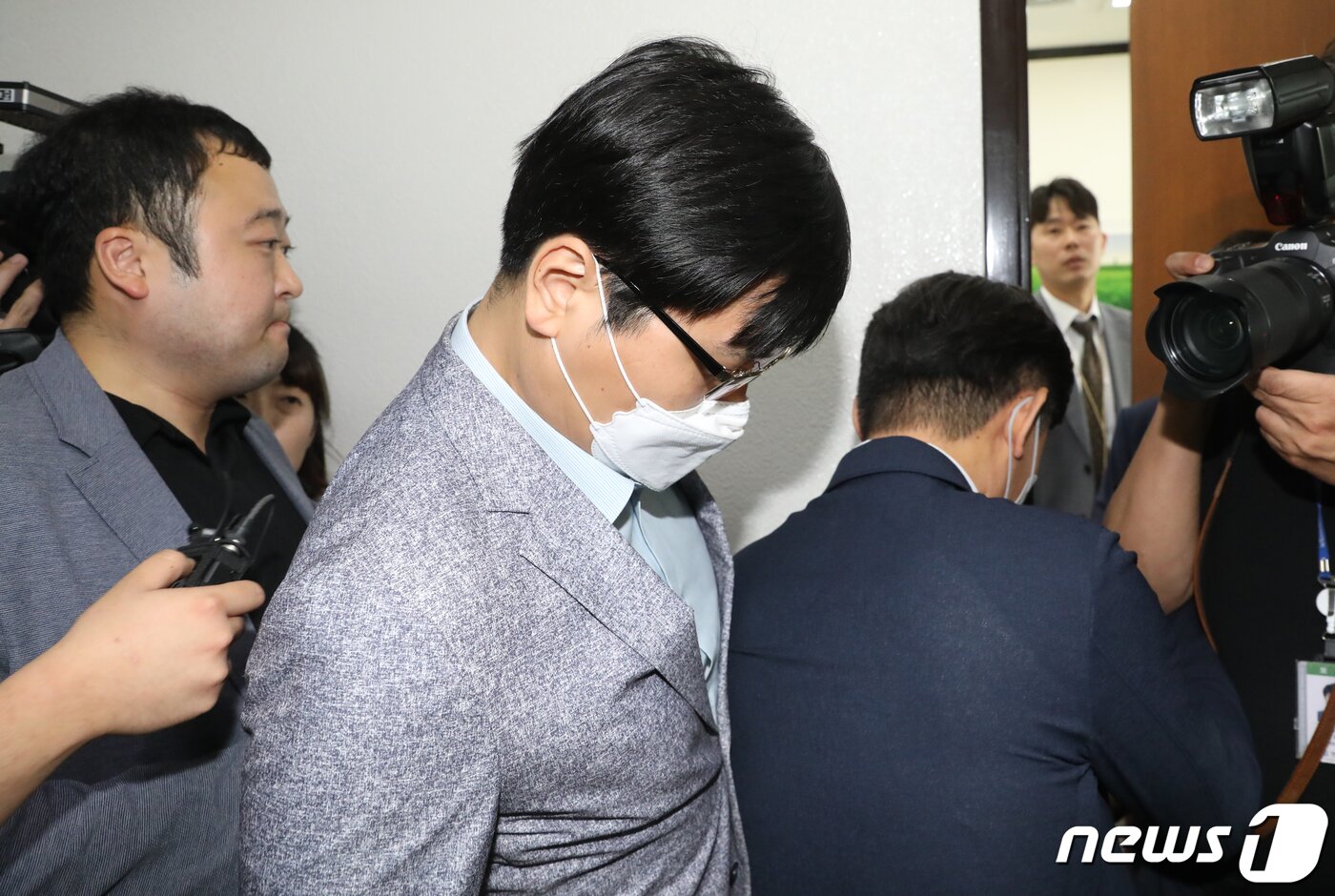 본문 이미지 - 서울경찰청 반부패공공범죄수사대가 30일 서울 여의도 국회 본청에서 한동훈 법무부 장관 개인정보 유출 혐의 관련 압수수색을 위해 국회 사무처로 향하고 있다. 2023.5.30/뉴스1 ⓒ News1 송원영 기자