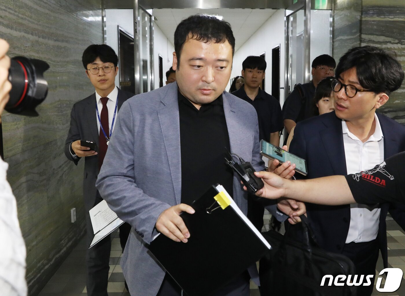 본문 이미지 - 서울경찰청 반부패공공범죄수사대가 30일 서울 여의도 국회 본청에서 한동훈 법무부 장관 개인정보 유출 혐의 관련 압수수색을 위해 국회 사무처로 향하고 있다. 2023.5.30/뉴스1 ⓒ News1 송원영 기자