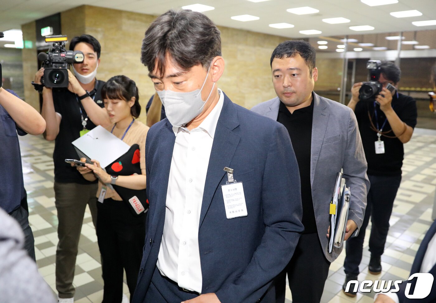 본문 이미지 - 서울경찰청 반부패공공범죄수사대가 30일 서울 여의도 국회 본청에서 한동훈 법무부 장관 개인정보 유출 혐의 관련 압수수색을 위해 국회 사무처로 향하고 있다. 2023.5.30/뉴스1 ⓒ News1 임세영 기자