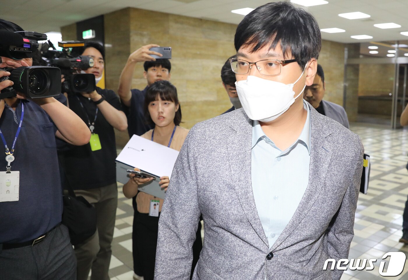 본문 이미지 - 서울경찰청 반부패공공범죄수사대가 30일 서울 여의도 국회 본청에서 한동훈 법무부 장관 개인정보 유출 혐의 관련 압수수색을 위해 국회 사무처로 향하고 있다.  2023.5.30/뉴스1 ⓒ News1 임세영 기자