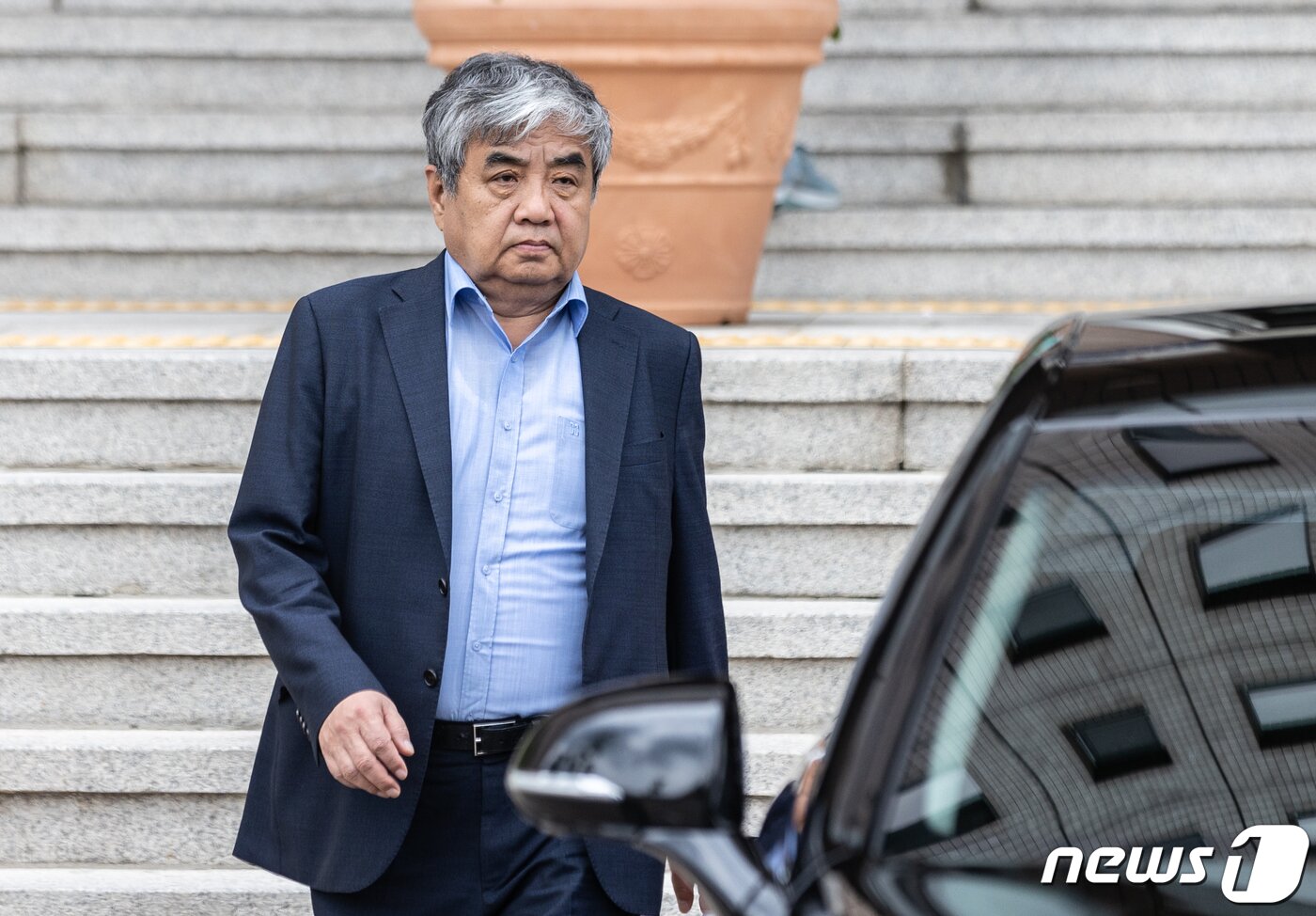 본문 이미지 - 한상혁 방송통신위원회 위원장이 30일 오전 경기도 과천시 정부과천청사 방송통신위원회에서 나와 차량으로 향하고 있다. 2023.5.30/뉴스1 ⓒ News1 이재명 기자