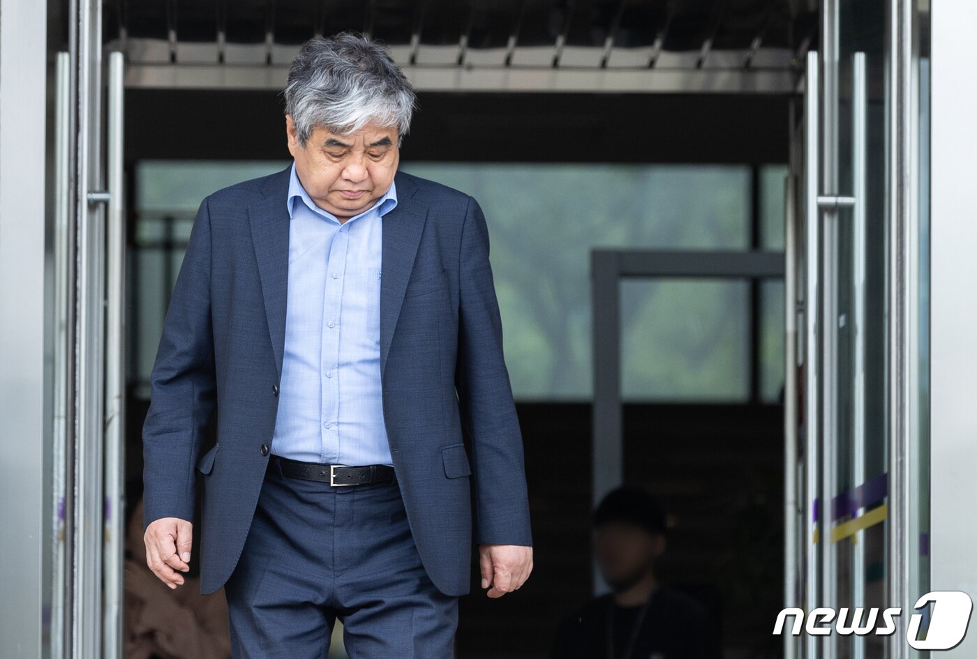 본문 이미지 - 한상혁 방송통신위원회 위원장이 30일 오전 경기도 과천시 정부과천청사 방송통신위원회에서 나와 차량으로 향하고 있다. 2023.5.30/뉴스1 ⓒ News1 이재명 기자
