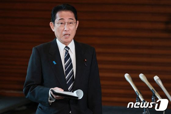 기시다 후미오 일본 총리가 지난 5월29일 도쿄 총리 관저에서 북한의 인공위성 발사 통보와 관련해 취재진을 만나 파괴조치 명령을 내렸다고 밝히고 있다. © AFP=뉴스1 © News1 우동명 기자