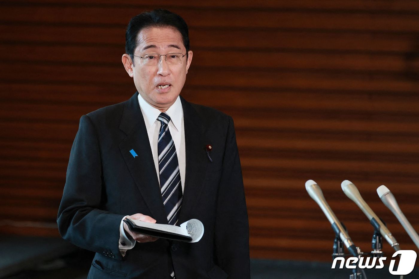 본문 이미지 - 기시다 후미오 일본 총리가 지난 5월29일 도쿄 총리 관저에서 북한의 인공위성 발사 통보와 관련해 취재진을 만나 파괴조치 명령을 내렸다고 밝히고 있다. ⓒ AFP=뉴스1 ⓒ News1 우동명 기자