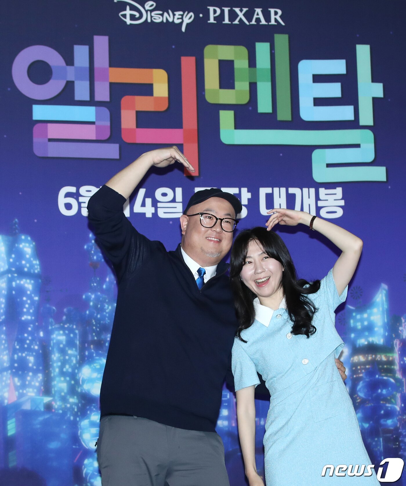 본문 이미지 - 피터 손 감독과 이채연 애니메이터(오른쪽)가 30일 서울 용산CGV에서 열린 디즈니·픽사 애니메이션 '엘리멘탈' 기자간담회에서 포즈를 취하고 있다. '엘리멘탈'은 불·물·공기·흙 4원소가 살고 있는 엘리멘트 시티에서 재치 있고 불처럼 열정 넘치는 앰버가 유쾌하고 감성적이며 물 흐르듯 사는 웨이드를 만나 특별한 우정을 쌓으며 자신의 새로운 가능성을 발견하는 이야기를 그렸다. 2023.5.30/뉴스1 ⓒ News1 권현진 기자