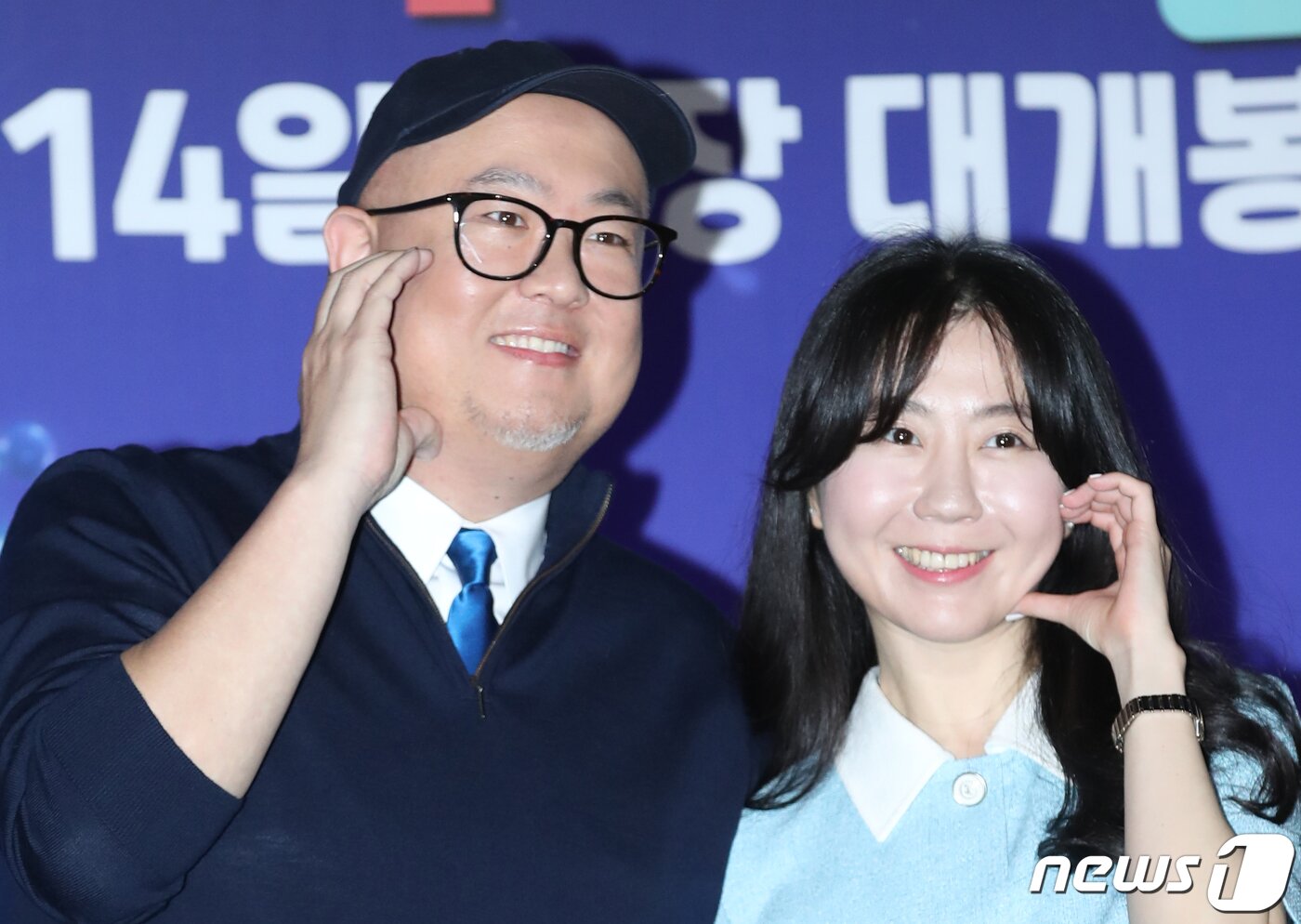 본문 이미지 - 피터 손 감독과 이채연 애니메이터(오른쪽)가 30일 서울 용산CGV에서 열린 디즈니·픽사 애니메이션 '엘리멘탈' 기자간담회에서 포즈를 취하고 있다. '엘리멘탈'은 불·물·공기·흙 4원소가 살고 있는 엘리멘트 시티에서 재치 있고 불처럼 열정 넘치는 앰버가 유쾌하고 감성적이며 물 흐르듯 사는 웨이드를 만나 특별한 우정을 쌓으며 자신의 새로운 가능성을 발견하는 이야기를 그렸다. 2023.5.30/뉴스1 ⓒ News1 권현진 기자