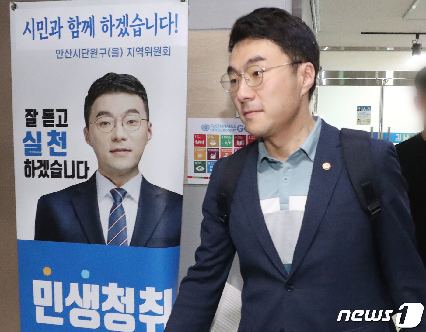 본문 이미지 - 가상자산(암호화폐) 거래 논란으로 더불어민주당을 탈당한 김남국 무소속 의원이 30일 오전 경기 안산시 단원구에 위치한 지역사무소에서 나오고 있다. 국회 윤리특별위원회는 이날 오전 전체회의를 열고 김 의원에 대한 징계 안건을 특위 내 윤리심사자문위원회에 회부할 예정이다. 2023.5.30/뉴스1 ⓒ News1 김영운 기자