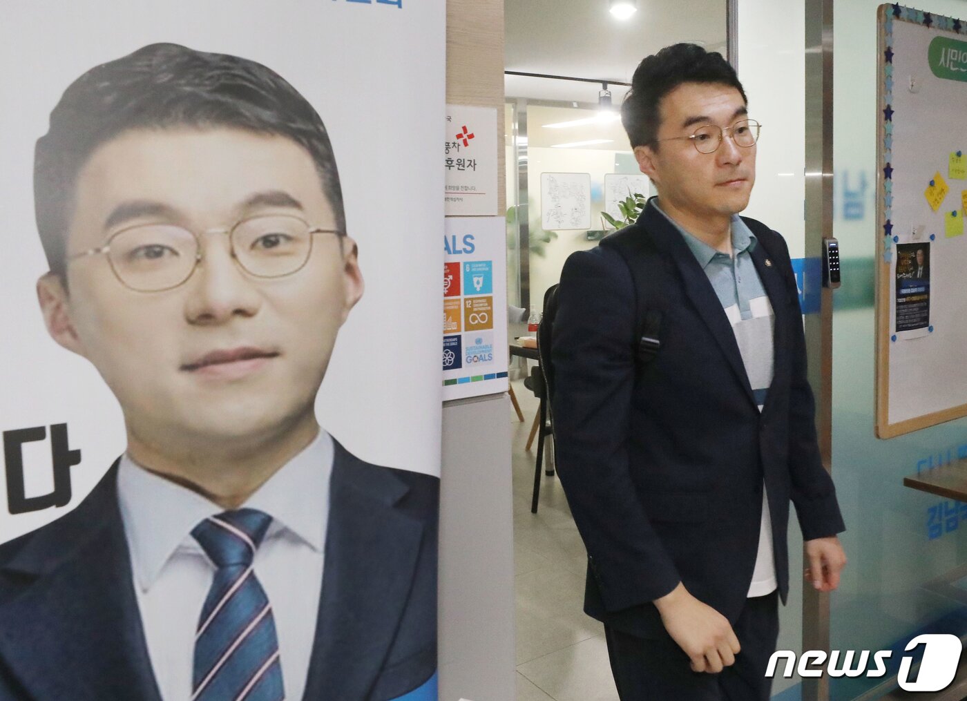 본문 이미지 - 가상자산(암호화폐) 거래 논란으로 더불어민주당을 탈당한 김남국 무소속 의원이 30일 오전 경기 안산시 단원구에 위치한 지역사무소에서 나오고 있다. 국회 윤리특별위원회는 이날 오전 전체회의를 열고 김 의원에 대한 징계 안건을 특위 내 윤리심사자문위원회에 회부할 예정이다. 2023.5.30/뉴스1 ⓒ News1 김영운 기자