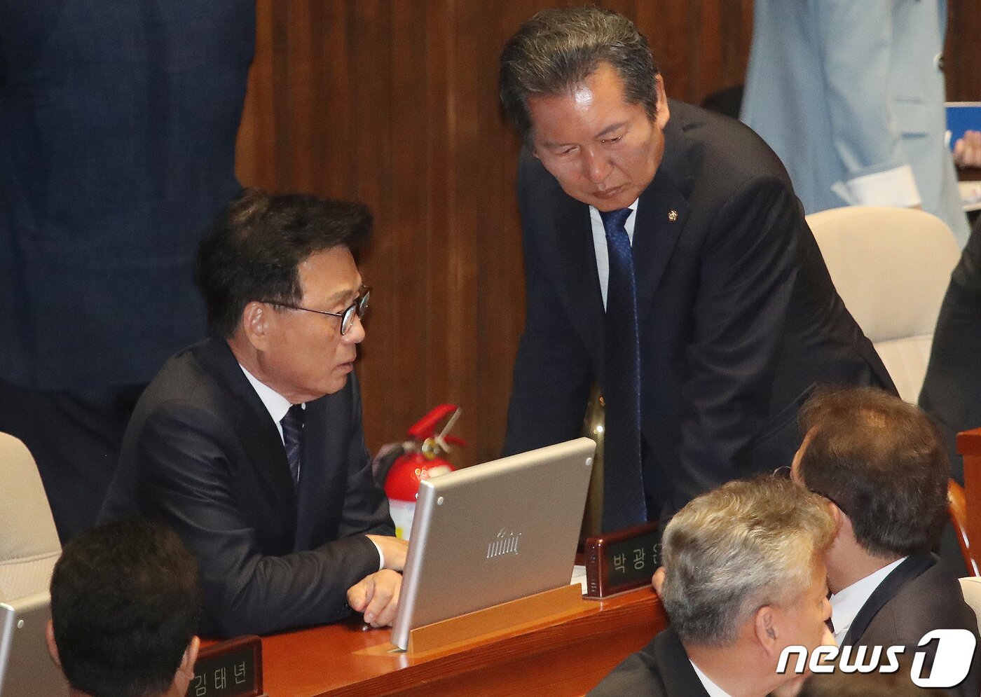 본문 이미지 - 박광온 더불어민주당 원내대표와 정청래 최고위원이 30일 오후 서울 여의도 국회에서 열린 제406회 국회(임시회) 제2차 본회의에서 대화를 하고 있다. 2023.5.30/뉴스1 ⓒ News1 임세영 기자