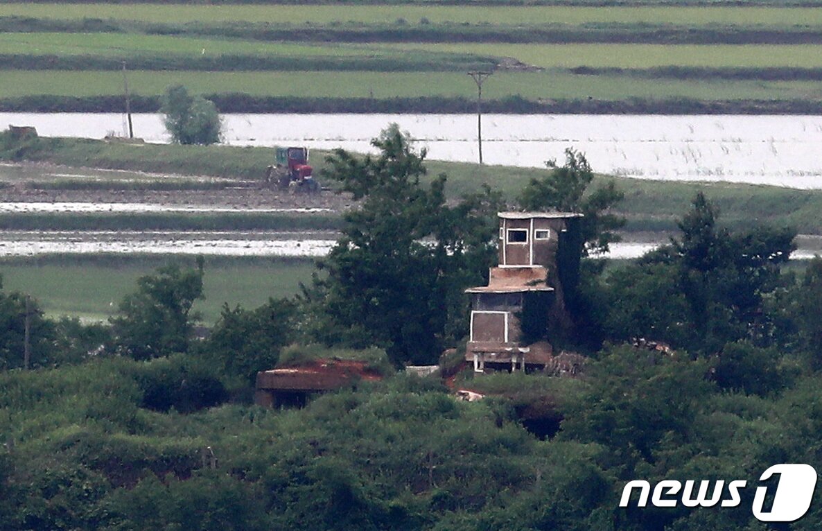 본문 이미지 - 30일 오후 경기도 파주시 오두산통일전망대에서 바라본 북한 황해북도 개풍군 임진강변 초소 뒤로 트랙터가 움직이고 있다. 북한 군부 2인자인 리병철 노동당 중앙군사위원회 부위원장은 이날 조선중앙통신을 통해 "군사정찰위성 1호기를 6월에 곧 발사할 계획＂이라고 밝혔다. 2023.5.30/뉴스1 ⓒ News1 구윤성 기자