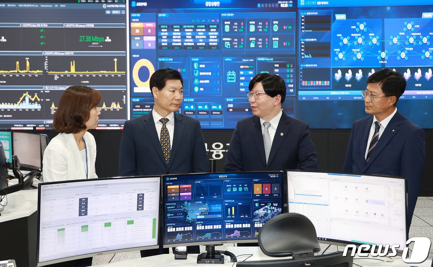 본문 이미지 - 김소영 금융위원회 부위원장(오른쪽 두 번째)이 지난 5월30일 경기도 성남시 금융결제원 분당센터 통합 관제실에서 온라인·원스톱 '대환대출 인프라' 준비 상황 및 서비스 개시 이후 비상 대응 계획 등을 보고받고 있다. (금융위원회 제공) 2023.5.30/뉴스1