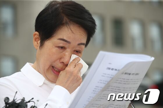 김영경 대한간호협회장이 30일 오후 서울 여의도 국회 본청 계단앞에서 눈물을 흘리며 '간호법 제정안' 재투표 부결 소감을 밝히고 있다. 2023.5.30/뉴스1 © News1 황기선 기자