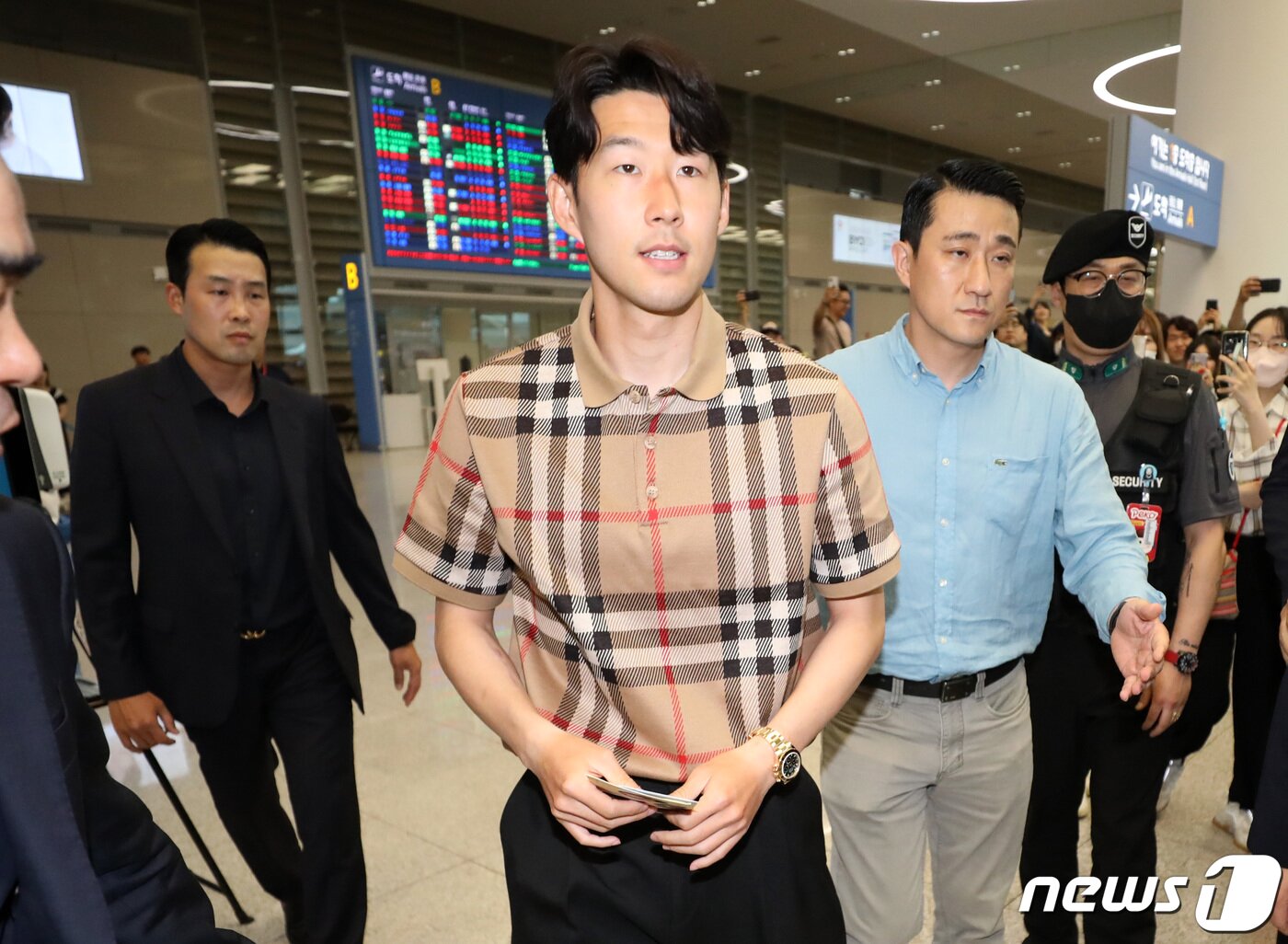 본문 이미지 - 잉글랜드 프로축구 프리미어리그(EPL) 2022-2023 시즌을 마친 손흥민이 30일 인천국제공항 제2여객터미널을 통해 귀국하고 있다. 잉글랜드 무대에서 8번째 시즌을 소화한 손흥민은 리그에서 10골 6도움을 올렸다.  2023.5.30/뉴스1 ⓒ News1 김성진 기자