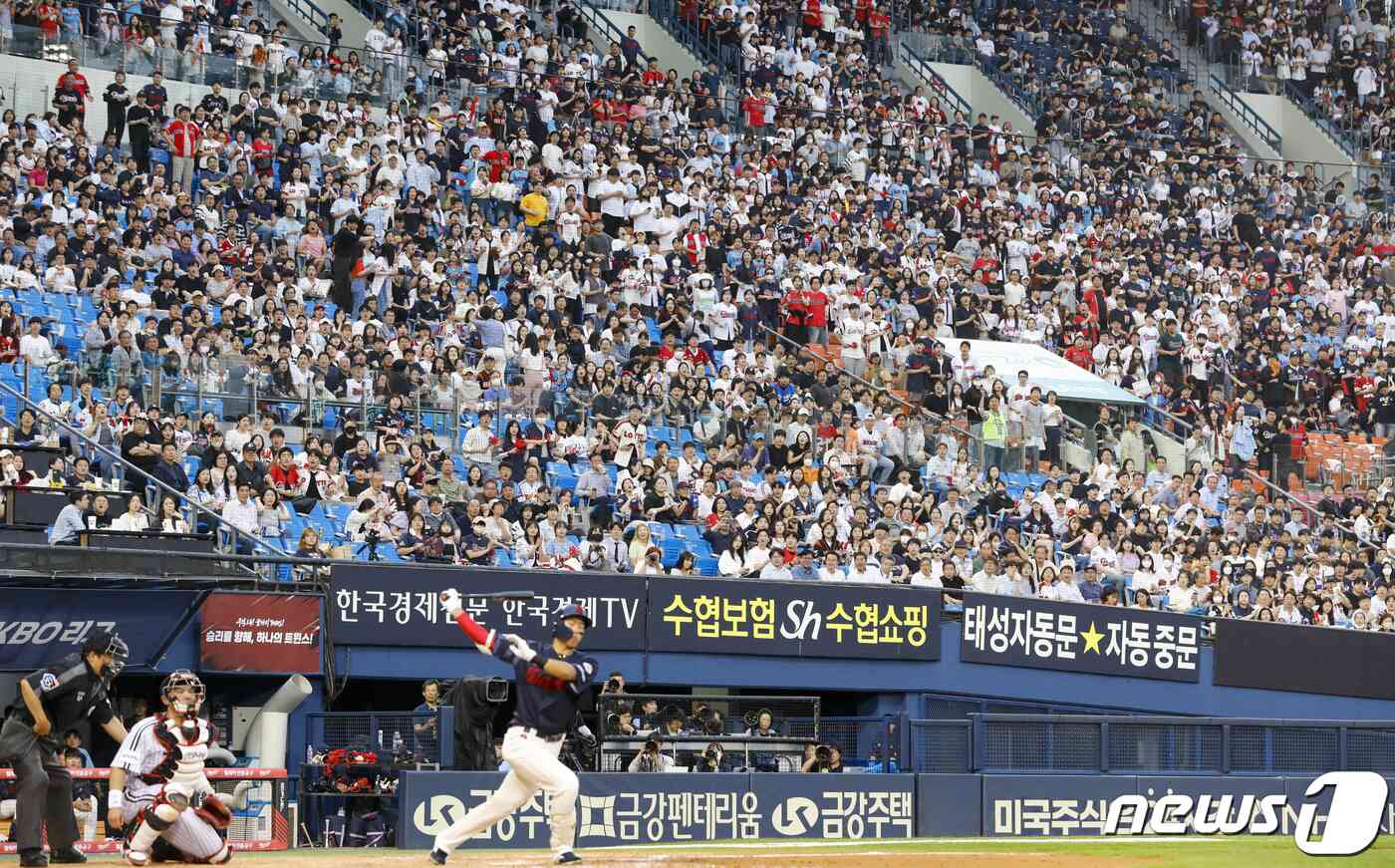 30일 오후 서울 송파구 잠실야구장에서 열린 2023 신한 SOL KBO리그 롯데 자이언츠와 LG 트윈스의 경기에서 관중들이 열띤 응원을 펼치고 있다. 2023.5.30/뉴스1 © News1 김도우 기자
