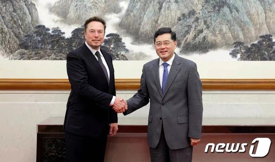 일론 머스크 테슬라 최고경영자(CEO)가 30일 중국을 방문, 친강 외교부장을 만나고 있다. © 로이터=뉴스1 © News1 박형기