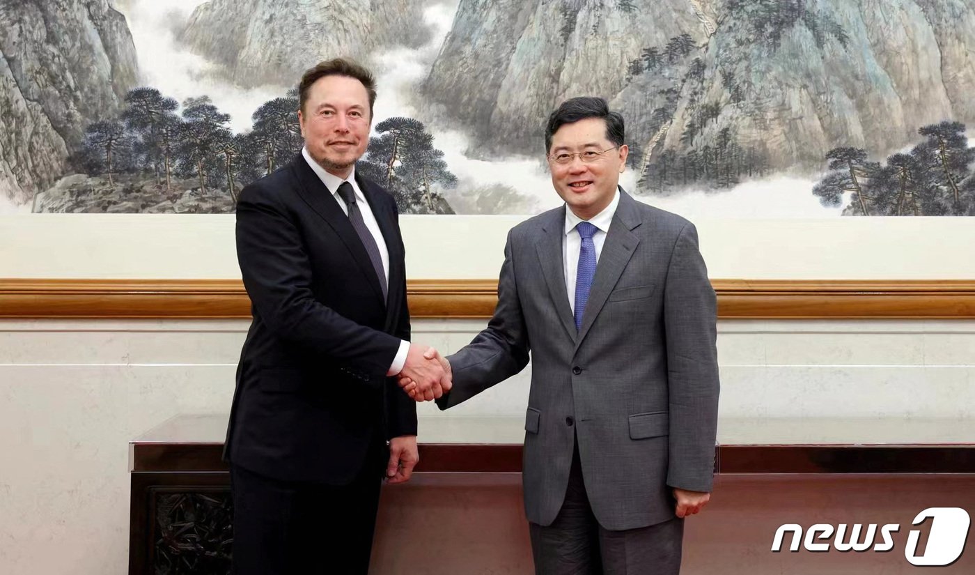 본문 이미지 - 일론 머스크 테슬라 최고경영자가 30일 중국을 방문, 친강 외교부장을 만나고 있다. ⓒ 로이터=뉴스1 ⓒ News1 박형기 기자