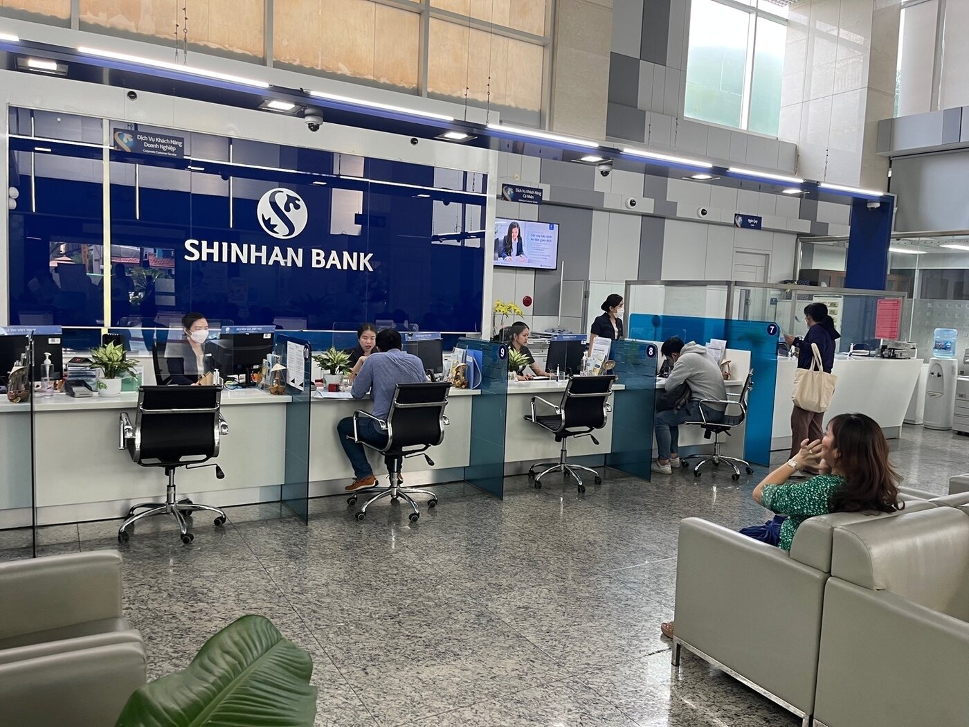 본문 이미지 - 신한베트남은행 한 지점에서 고객들이 업무를 보고 있다. /뉴스1 ⓒ News1 신병남 기자